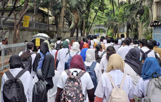 এবার প্রধানমন্ত্রীর বক্তব্য প্রত্যাহারের দাবিতে ঢামেকে বিক্ষোভ