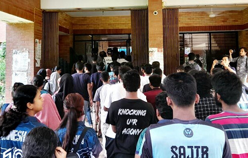 জাবিতে সিন্ডিকেট সভা: হল বন্ধের শঙ্কায় জড়ো হচ্ছেন শিক্ষার্থীরা