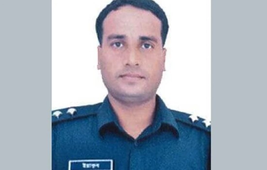 আপত্তিকর ছবি তুলে ব্ল্যাকমেইল, চাকরি হারালেন পুলিশ কর্মকর্তা