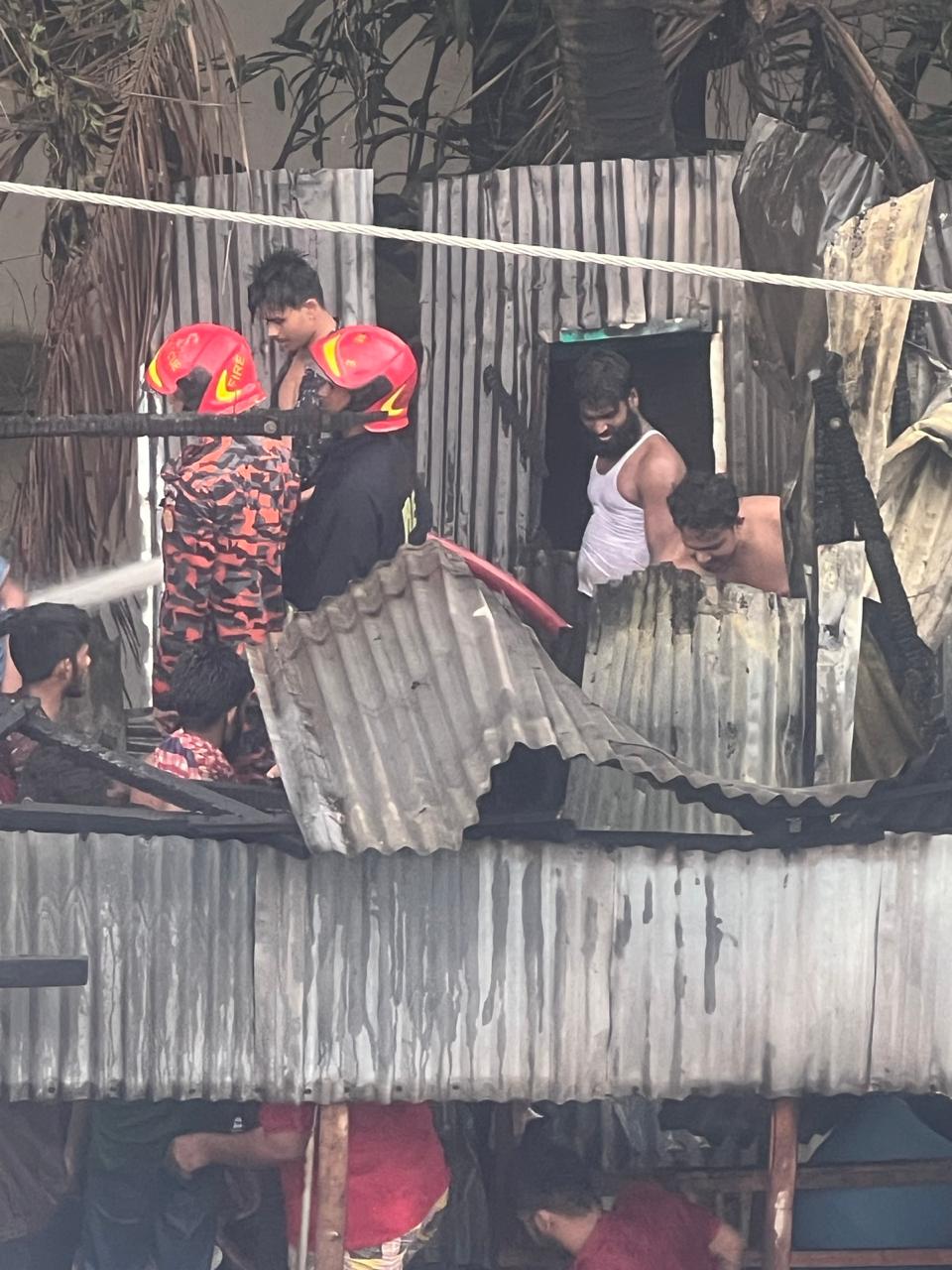 কড়াইল বস্তিতে আগুন, নিয়ন্ত্রণে ৬ ইউনিট