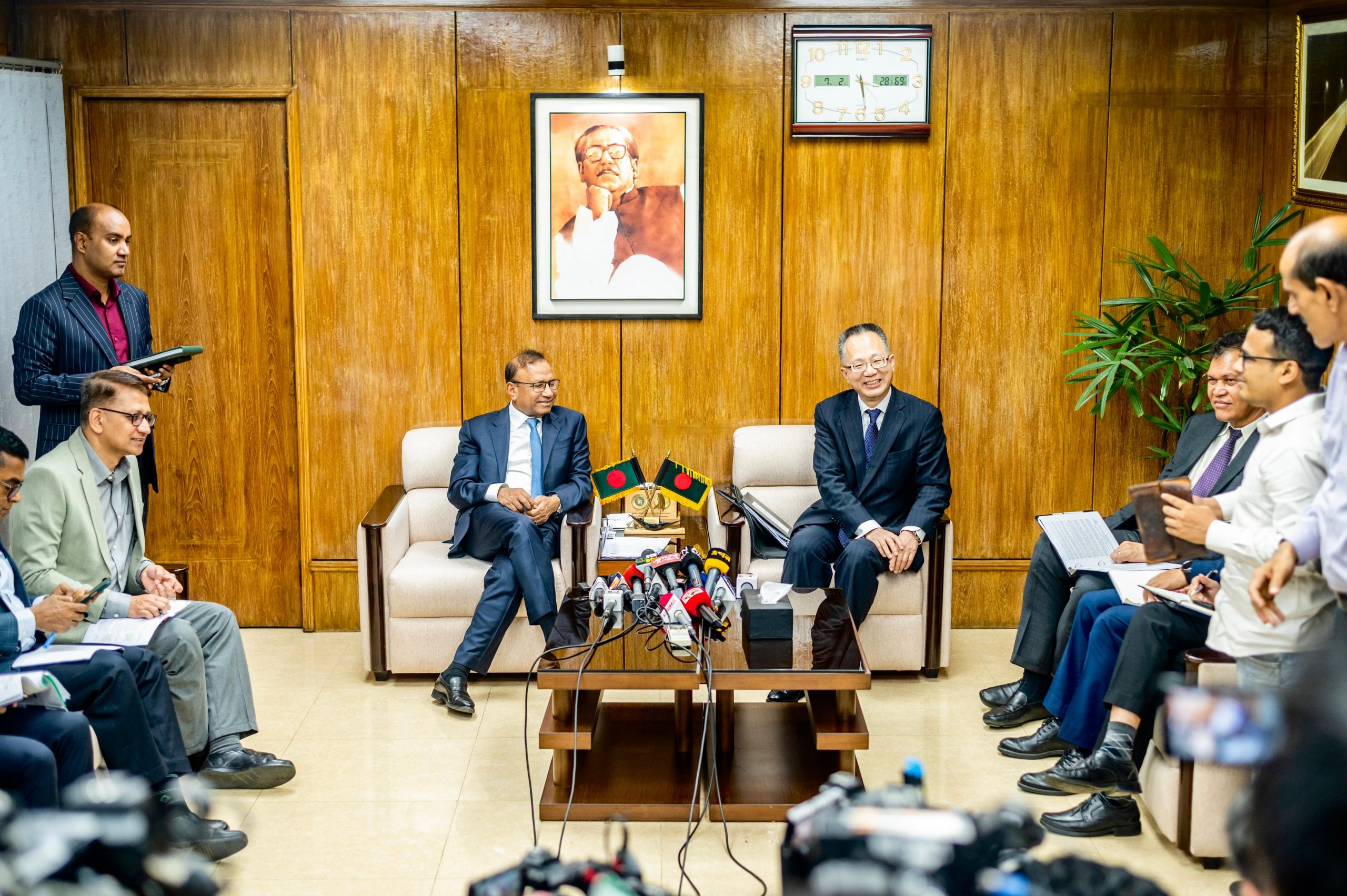 ” এডিবি’র ভাইস প্রেসিডেন্টের সাথে স্থানীয় সরকার মন্ত্রীর বৈঠক অনুষ্ঠিত”