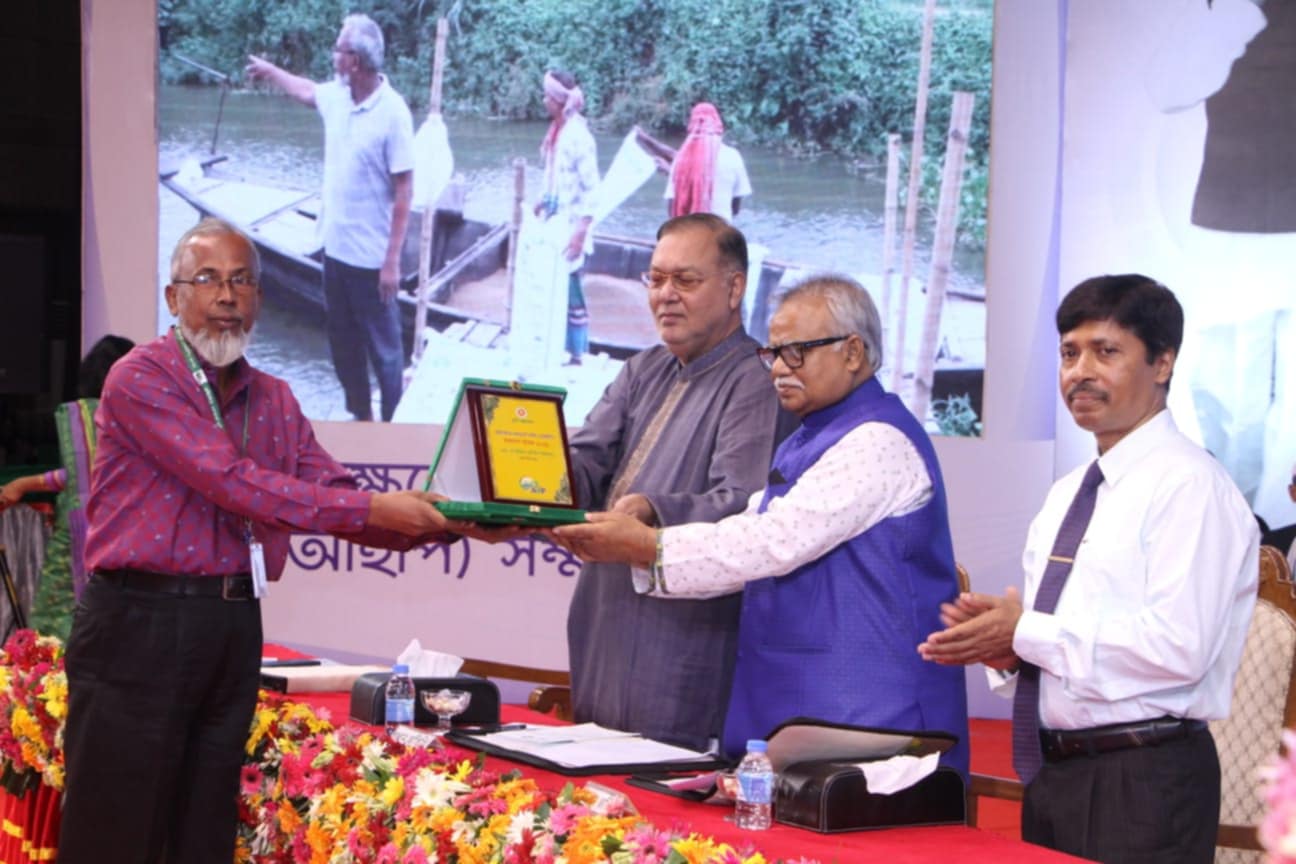 পরিবেশবিদ মতিন সৈকত এগ্রিকালচারাল ইম্পর্ট্যান্ট পারসন এআইপি সন্মাননা পেলেন