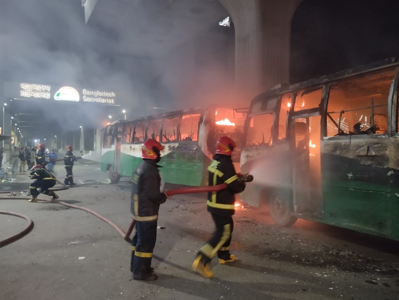 রাজধানীতে দুই বাসে আগুন