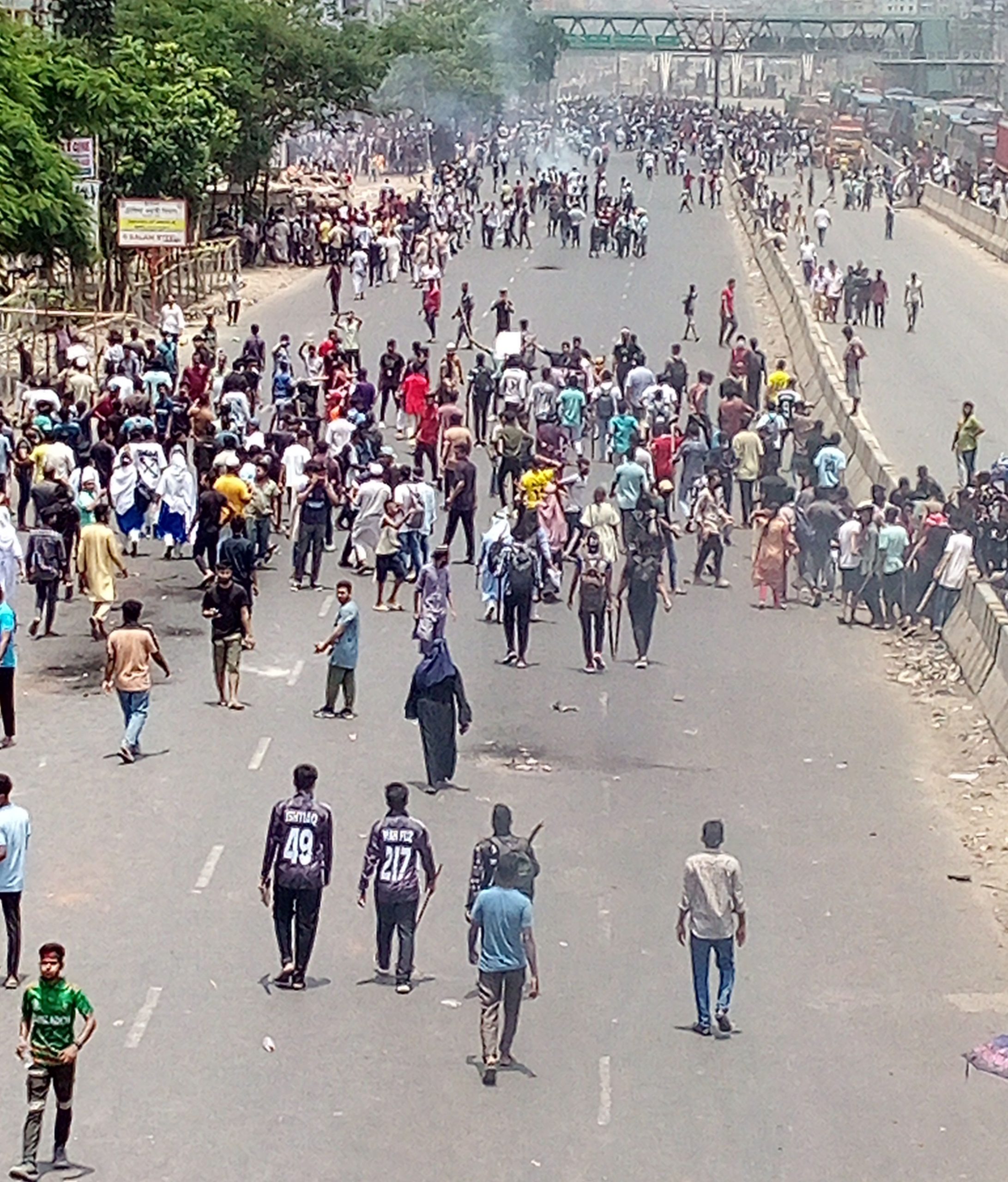 যাত্রা বাড়ি থেকে সাইনবোর্ড প্রযত্ন বৈষম্যবিরোধী ছাত্র আন্দোলন কারিদের দখলে 