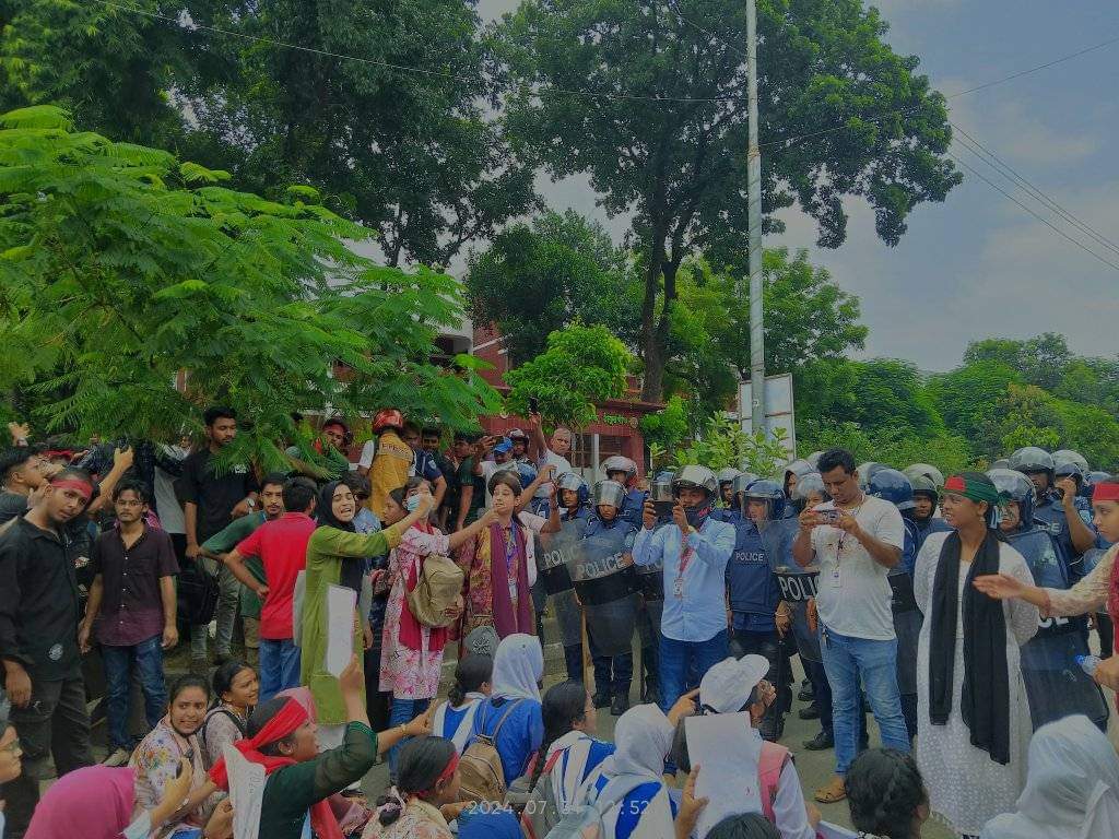 ঠাকুরগাঁওয়ে শিক্ষার্থীদের মার্চ ফর জাস্টিস আন্দোলনে পুলিশের লাঠিচার্জ, আহত ২