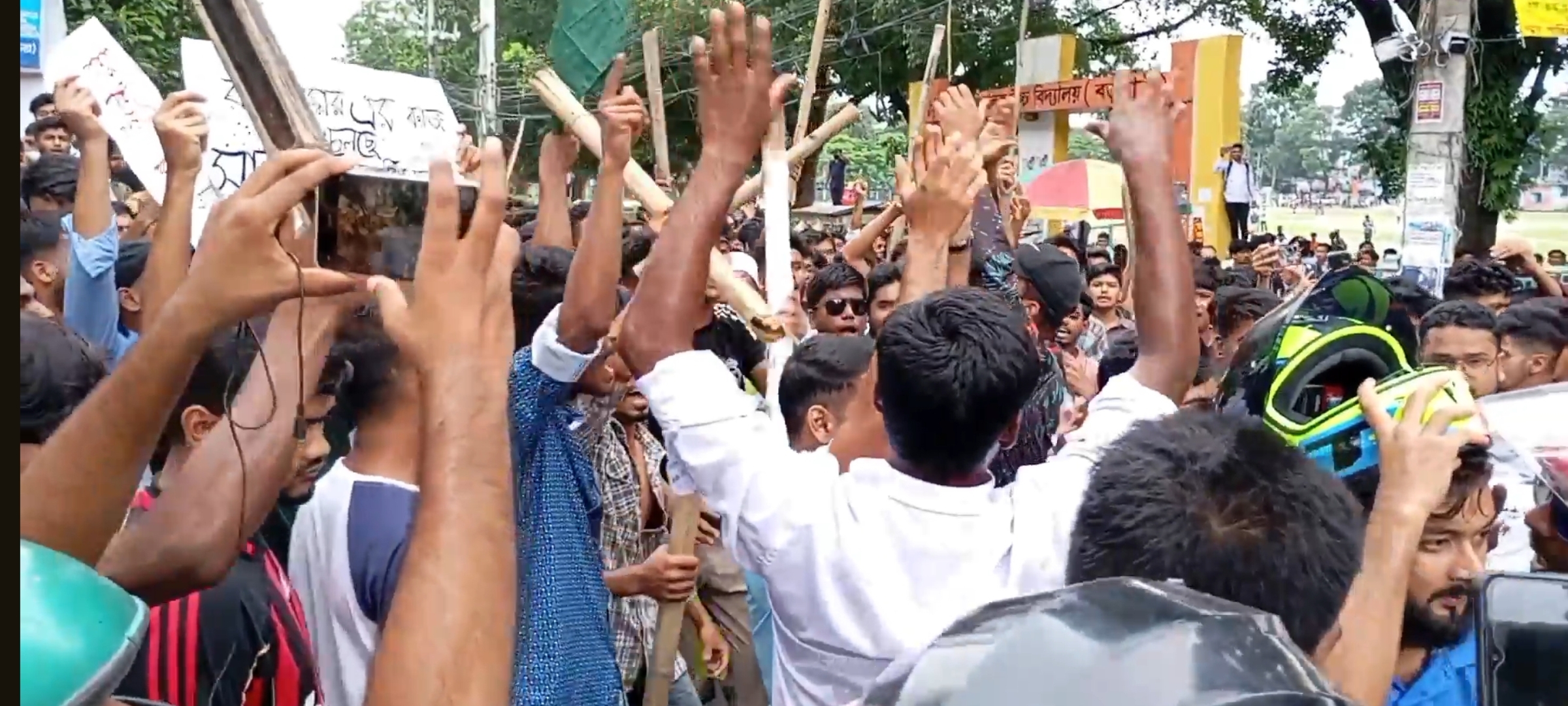 ঠাকুরগাঁও: পুলিশের সামনেই কোটা আন্দোলনকারীদের সাথে ছাত্রলীগের দফায় দফায় সংঘর্ষ