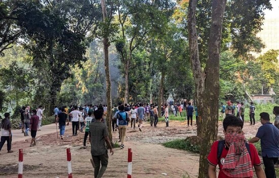 পুলিশের সঙ্গে শিক্ষার্থীদের সংঘর্ষে জাবিতে আহত অর্ধশত