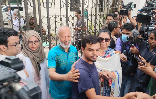 থানায় ঢুকে আন্দোলনরত শিক্ষার্থীদের মুক্ত করলেন ঢাবি শিক্ষকরা