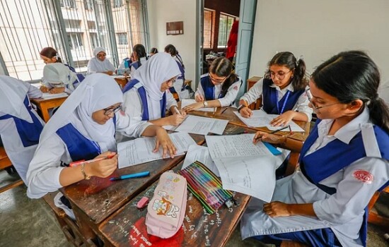 বদলে যাওয়া নিয়মে স্কুলে মূল্যায়ন, প্রথম দিনে প্রশ্ন ফাঁসের অভিযোগ