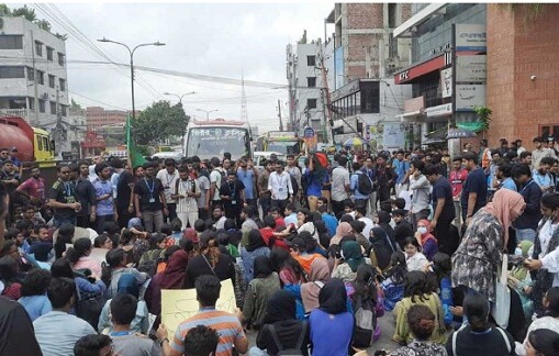 এবার রাজপথে ব্র্যাক বিশ্ববিদ্যালয় শিক্ষার্থীরা