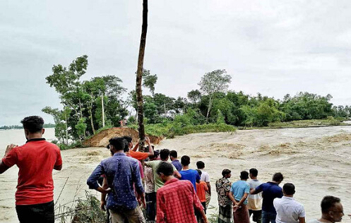 বন্যাদুর্গত এলাকা পরিদর্শনে উপদেষ্টারা