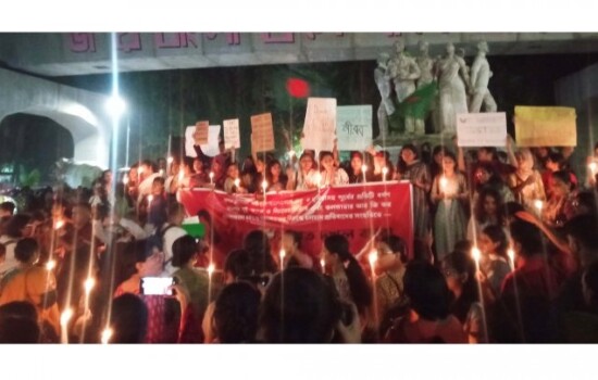 কলকাতার শিক্ষার্থীদের সঙ্গে সংহতি জানিয়ে ঢাকার রাজপথে নারীরা