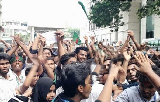 হঠাৎ সচিবালয়ে ঢুকে পড়েছে শত শত শিক্ষার্থী