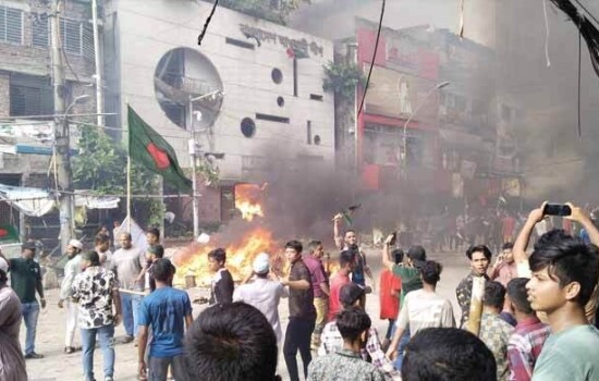 আ. লীগের কেন্দ্রীয় কার্যালয়ে বিক্ষুদ্ধ জনতার আগুন