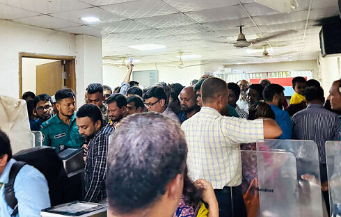 চরম ভোগান্তিতে সচিবালয়ে অবরুদ্ধ কর্মকর্তা-কর্মচারীরা