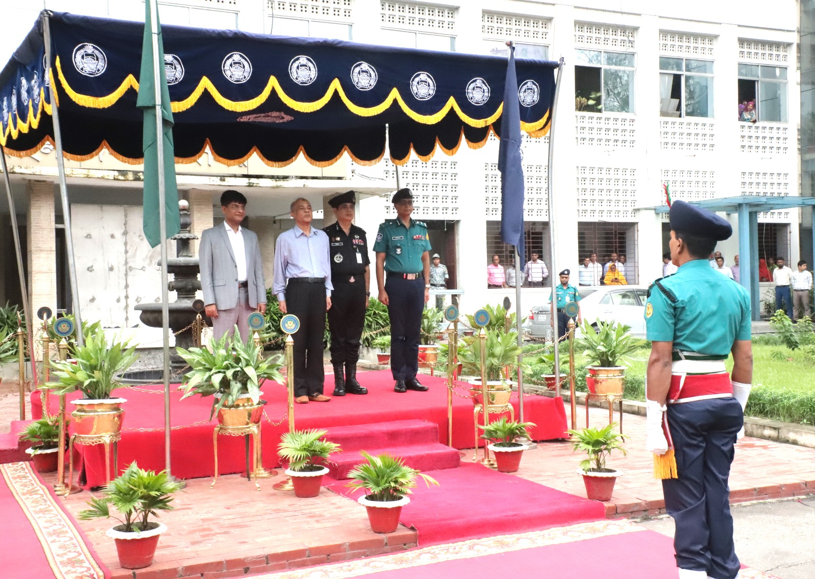কর্মকর্তাদের আইন মেনে পেশাদারিত্বের সঙ্গে কাজ করার আহবান নবনিযুক্ত স্বরাষ্ট্র উপদেষ্টার