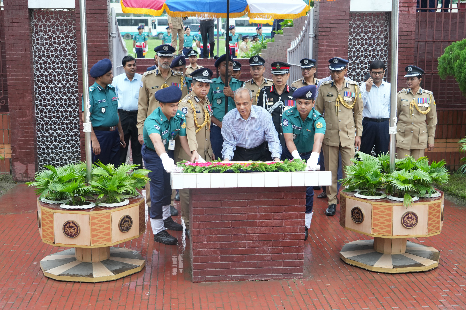 রাজারবাগ পুলিশ স্মৃতিস্তম্ভে স্বরাষ্ট্র উপদেষ্টার শ্রদ্ধা