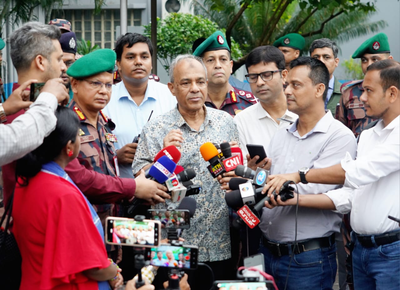 পিলখানায় বর্ডার গার্ড হাসপাতাল পরিদর্শন করেছেন স্বরাষ্ট্র উপদেষ্টা