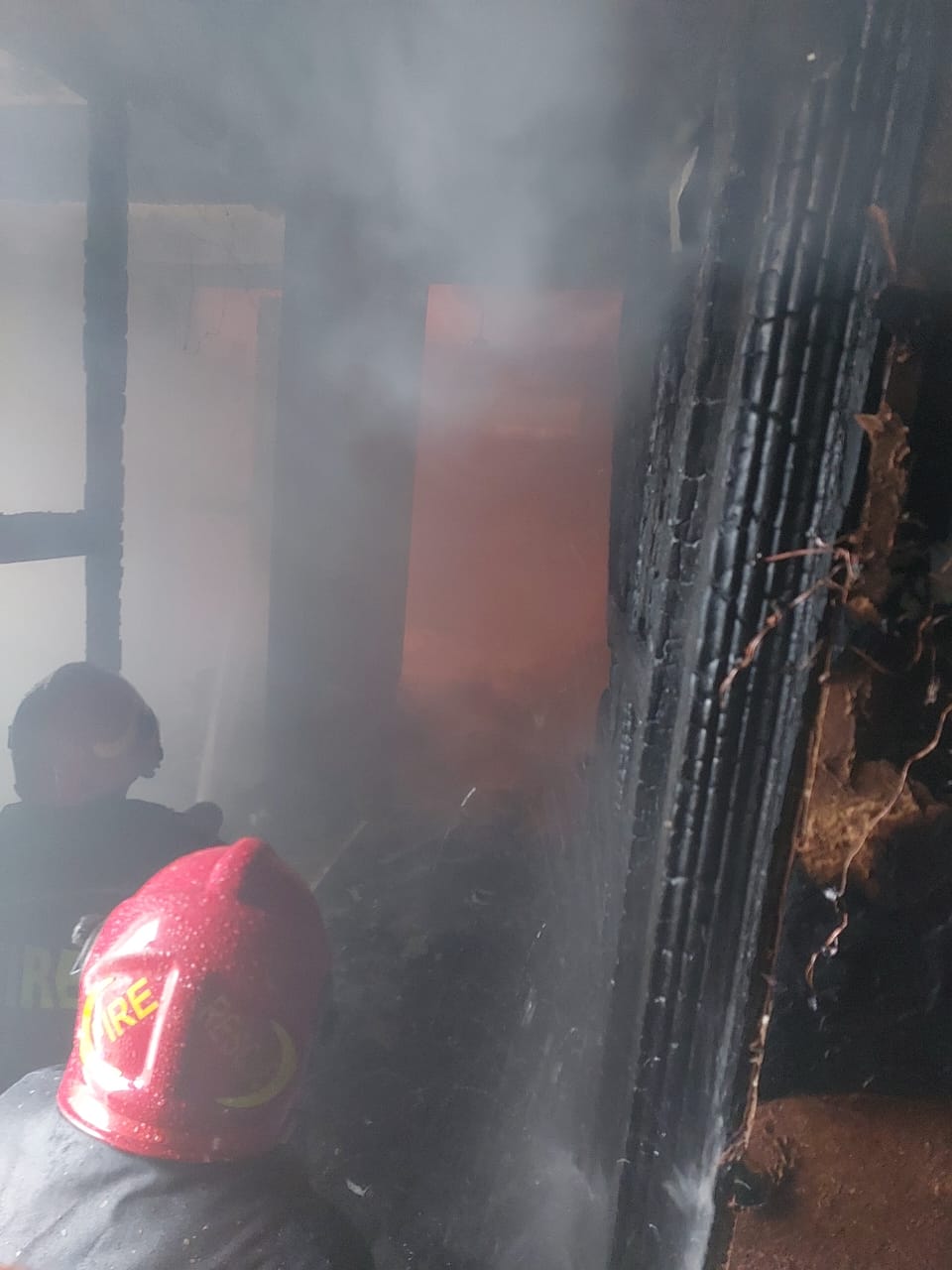 ধানমন্ডিতে আবাসিক ভবনে আগুন, নিয়ন্ত্রণে ফায়ার সার্ভিসের ৬ ইউনিট