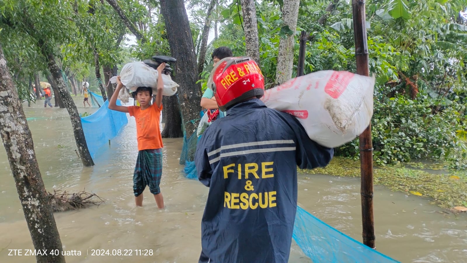 বন্যাদুর্গতদের পাশে ফায়ার সার্ভিস ২৬০ নারী-পুরুষ ও শিশু উদ্ধার