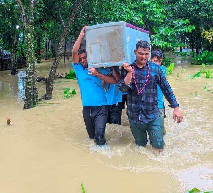 “আকস্মিক বন্যা পরিস্থিতি মোকাবেলায় স্থানীয় চারটি স্বেচ্ছাসেবী সংগঠন জরুরি ব্যবস্থা গ্রহণ করেন ”