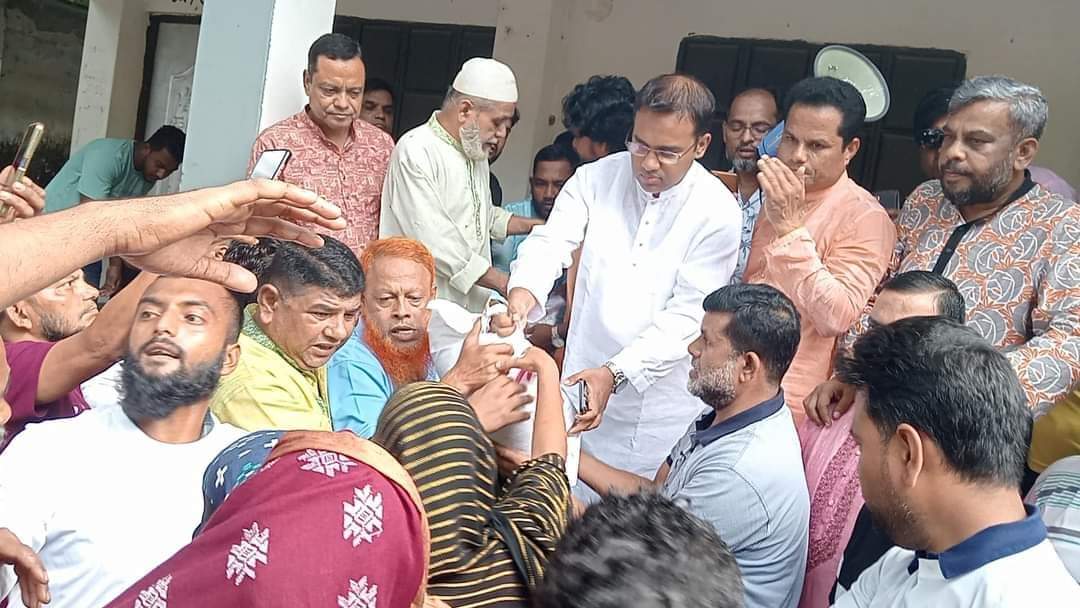 তিতাসে বন্যা কবলিত ৩শতাধিক পরিবারের মাঝে খাদ্যসামগ্রী বিতরণ করেন  ডঃ খন্দকার মারুফ হোসেন