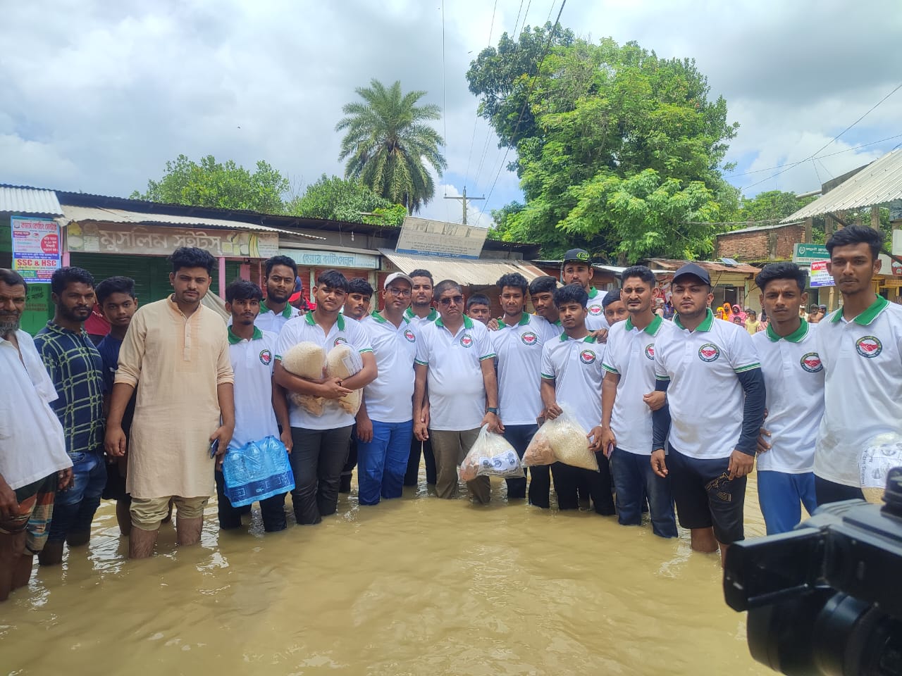 মুরাদনগর উপজেলার বন্যার্তদের মাঝে ত্রাণ বিতরণ মুরাদনগর প্রবাসী কল্যাণ সংস্থা।