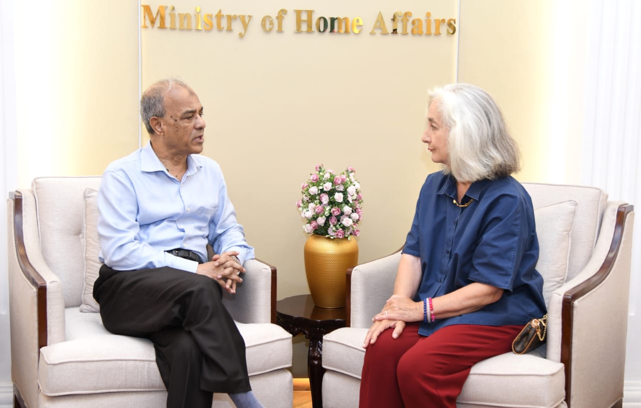 স্বরাষ্ট্র উপদেষ্টার সঙ্গে বাংলাদেশে নিযুক্ত ফ্রান্সের রাষ্ট্রদূত এর সৌজন্য সাক্ষাৎ