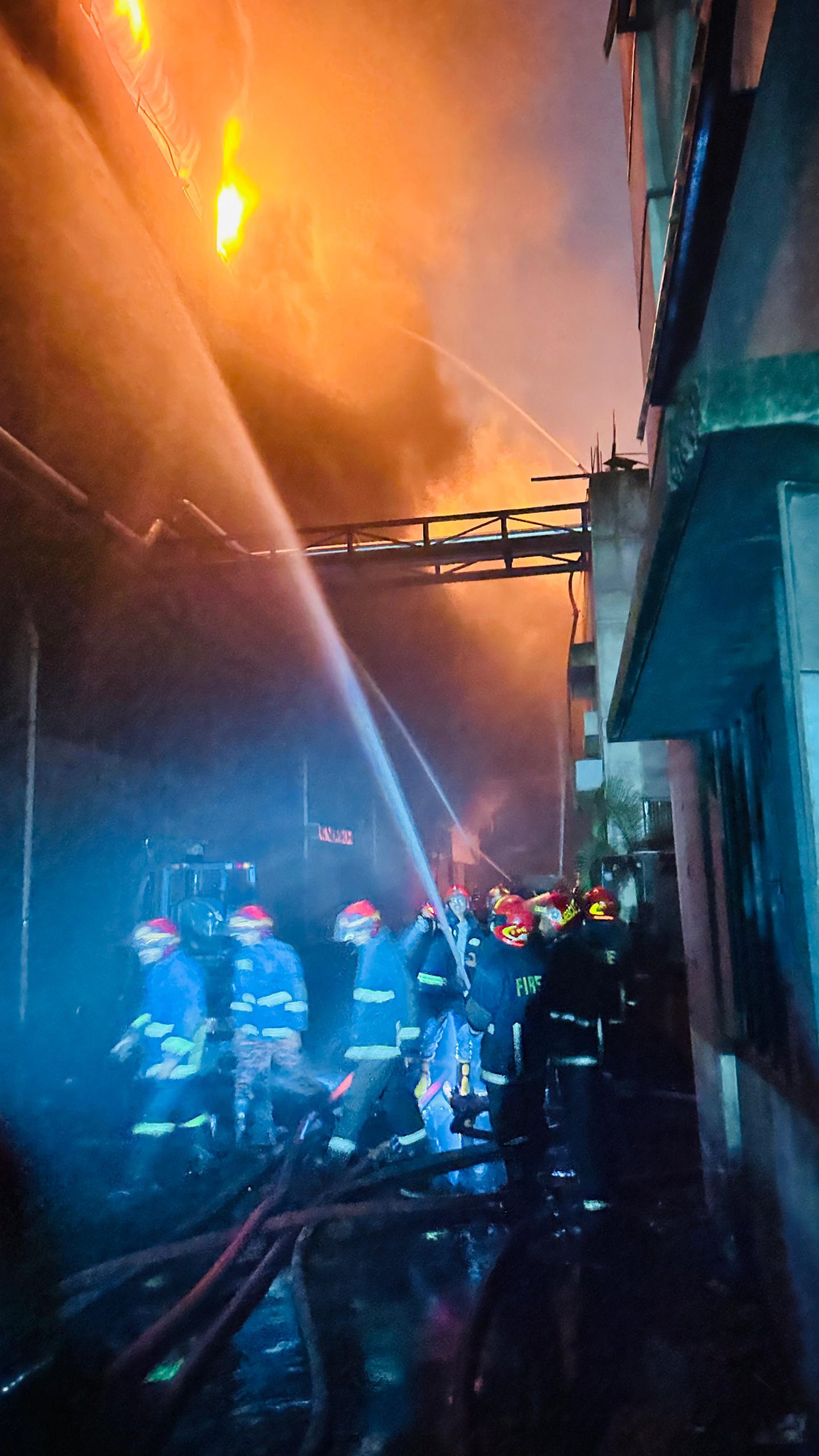 এখনো নিয়ন্ত্রণে আসেনি গাজী টায়ার কারখানার আগুন, নিখোঁজ ১৮৭