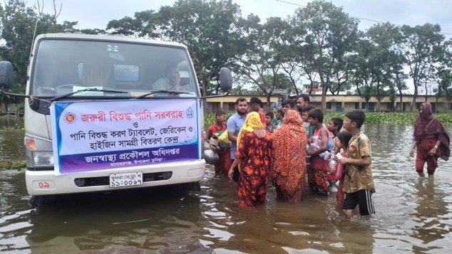 “বন্যাদুর্গত এলাকায় ডিপিএইচই বিতরণ করেছে দেড় লাখ লিটার বিশুদ্ধ নিরাপদ পানি”