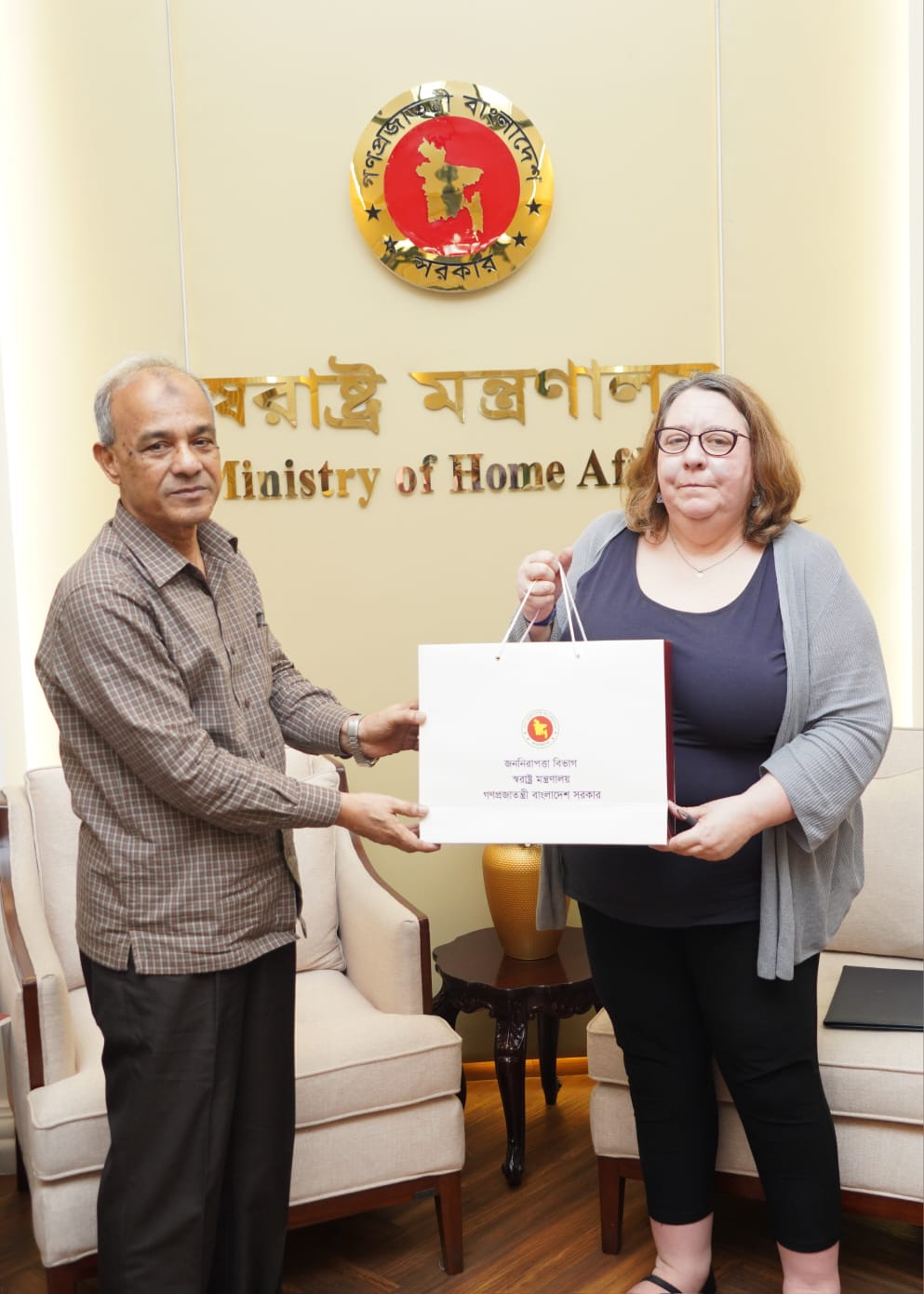 স্বরাষ্ট্র উপদেষ্টার সঙ্গে যুক্তরাষ্ট্র দূতাবাসের চার্জ দ্যা অ্যাফেয়ার্স এর সাক্ষাৎ