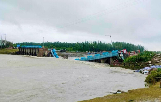পানির চাপে ভেঙে গেছে মুছাপুর রেগুলেটর, আতঙ্কে এলাকাবাসী