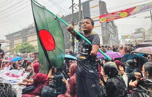 ‘রাজপথে নেমে আসুন, শহীদের রক্ত বৃথা যাবে না’