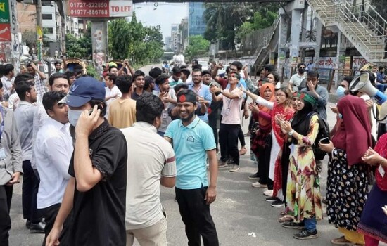 সায়েন্সল্যাব মোড় অবরোধ করেছেন আন্দোলনকারীরা