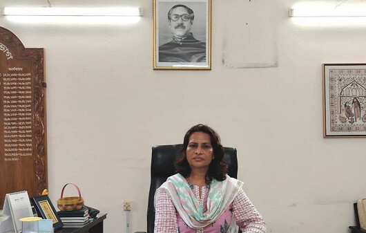 নিজ কার্যালয় থেকে প্রধানমন্ত্রীর ছবি সরিয়ে ফেললেন জাবি শিক্ষক