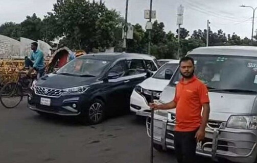 সড়কে নেই ট্রাফিক পুলিশ, সিগন্যাল নিয়ন্ত্রণে শিক্ষার্থীরা