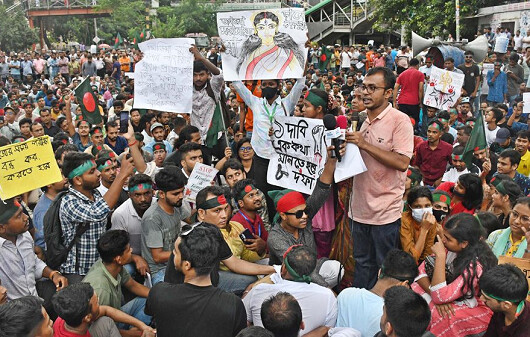 সংখ্যালঘু নির্যাতন বন্ধসহ ৮ দাবিতে শাহবাগ অবরোধ