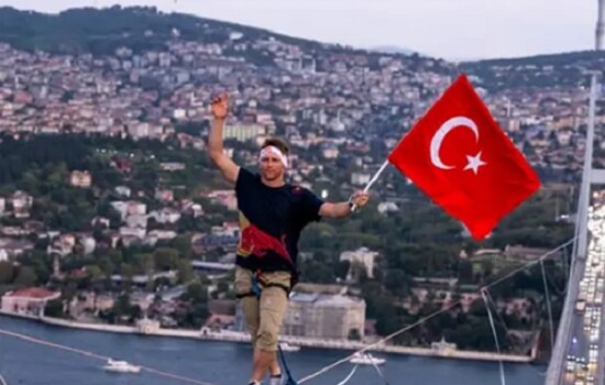 শূন্যে হেঁটে ৪৭ মিনিটে এশিয়া থেকে ইউরোপে