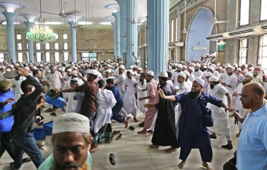 বায়তুল মোকাররমে দুই গ্রুপের সংঘর্ষ-মারামারি