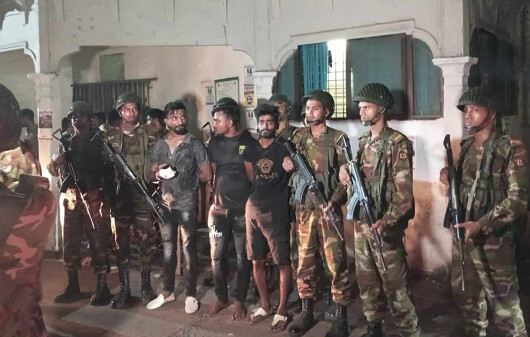 ধারালো অস্ত্র নিয়ে ঢামেকে হামলা, আটক ৪