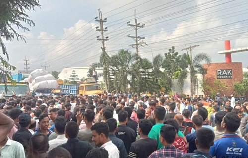 ভারতীয় কর্মকর্তাদের অপসারণসহ বিভিন্ন দাবিতে গাজীপুরে শ্রমিক বিক্ষোভ