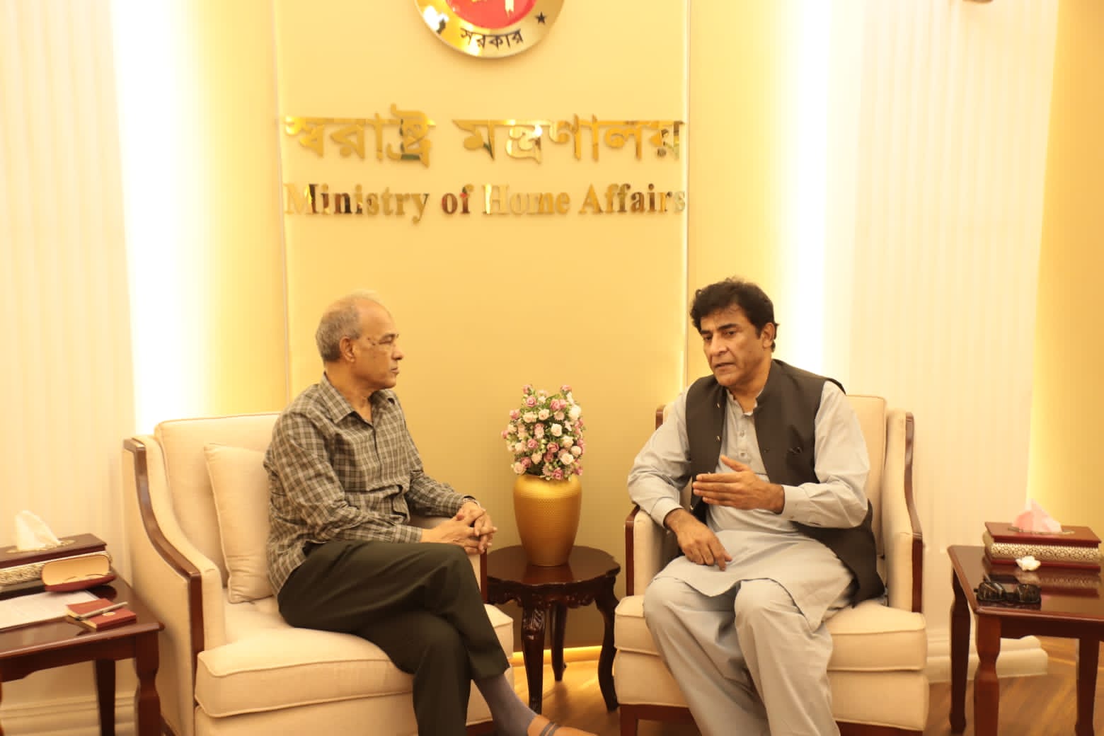 স্বরাষ্ট্র উপদেষ্টার সঙ্গে পাকিস্তানের হাইকমিশনারের সাক্ষাৎ