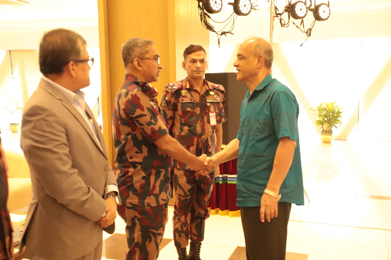 দুর্নীতি থেকে নিজেদের দূরে রাখতে বিজিবি সদস্যদের প্রতি কঠোর নির্দেশ স্বরাষ্ট্র উপদেষ্টার