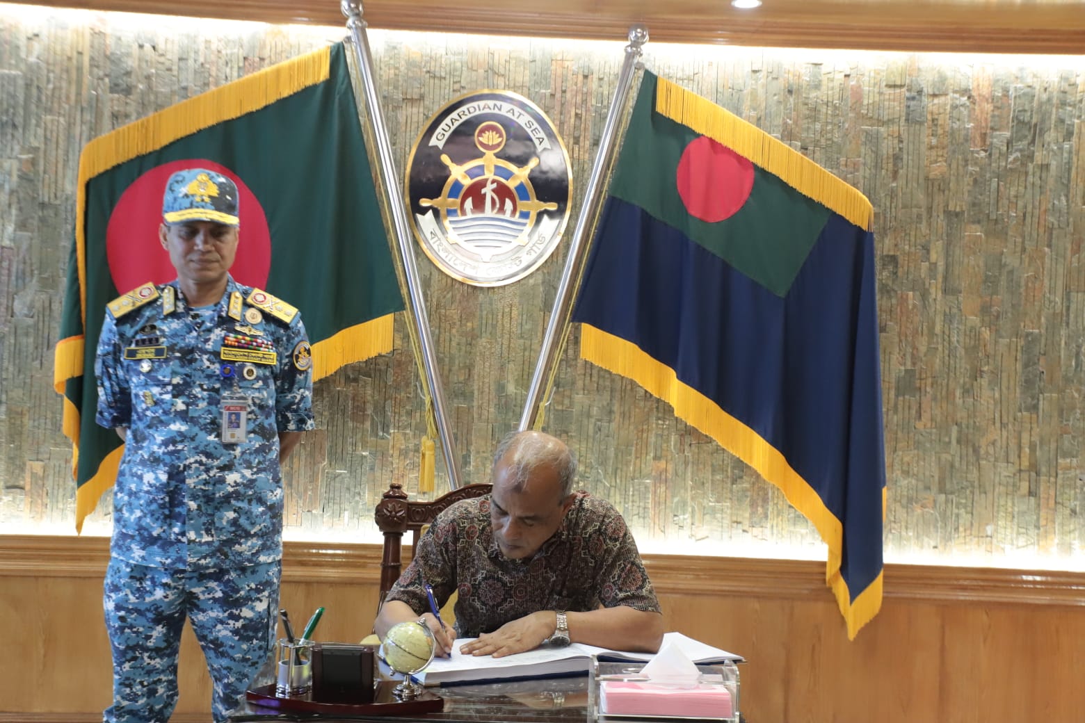 নৌপথে চোরাচালান প্রতিরোধে কোস্টগার্ডকে আন্তরিকতার সঙ্গে কাজ করার আহ্বান স্বরাষ্ট্র উপদেষ্টার