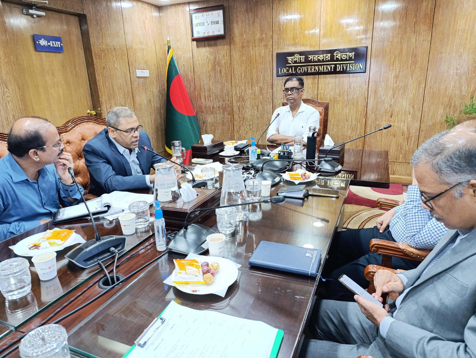 “ডেঙ্গু মোকাবেলায় স্থানীয় সরকার বিভাগের জরুরী সভা অনুষ্ঠিত”