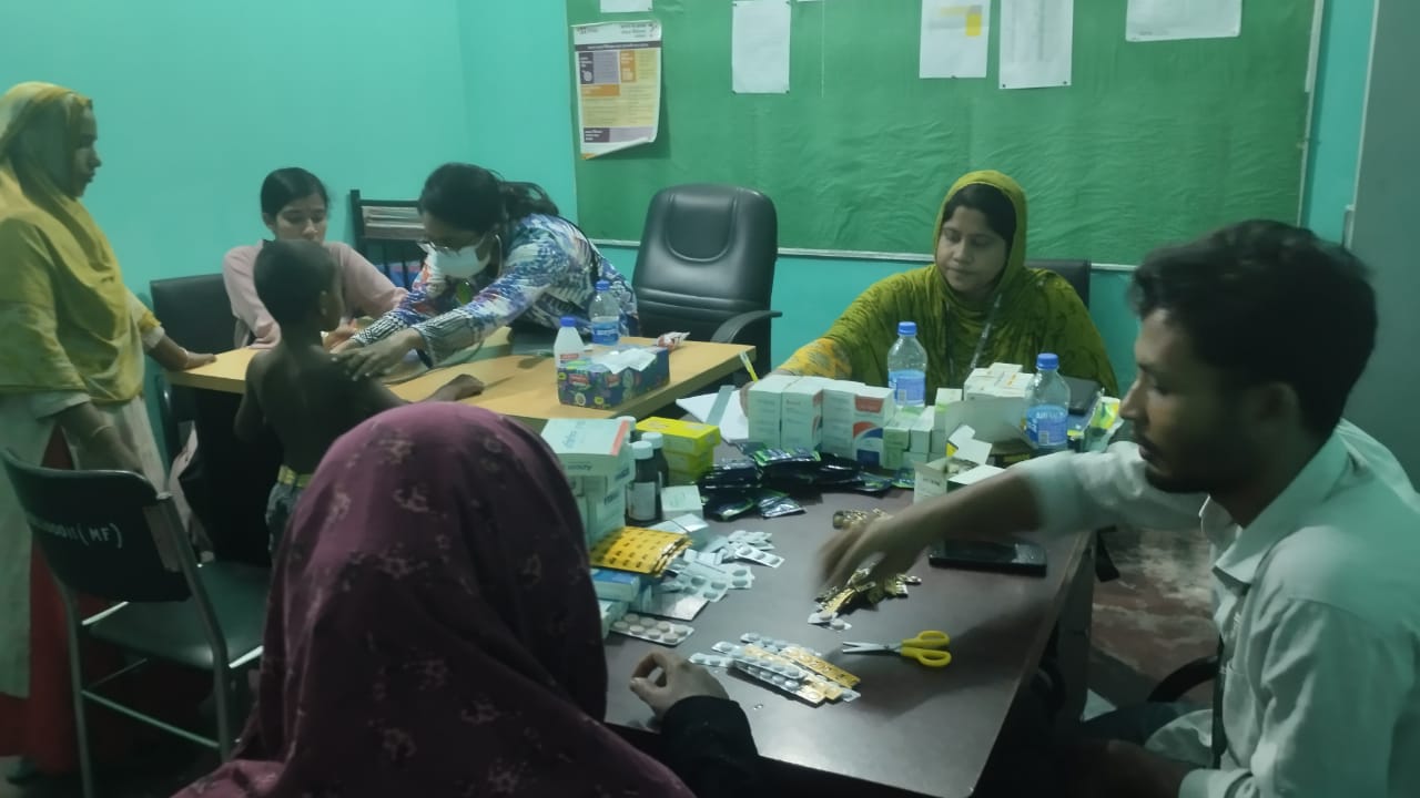 কুমিল্লার লাকসামে বন্যায় ক্ষতিগ্রস্তদের ফ্রি চিকিৎসা ও ঔষধ বিতরন করলো ব্রাক