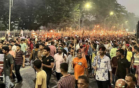 ঢাবিতে সনাতন ধর্মাবলম্বীদের মশাল মিছিল