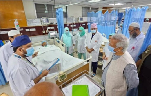 নিউরোসায়েন্স হাসপাতালে গুরুতর আহতদের খোঁজখবর নিলেন প্রধান উপদেষ্টা