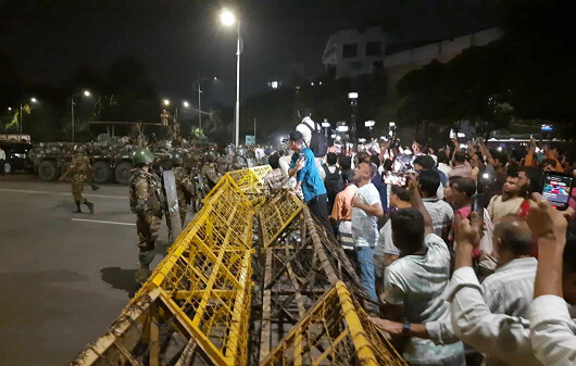 বঙ্গভবনের সামনে গুলিবিদ্ধ শিক্ষার্থীসহ আহত ৩