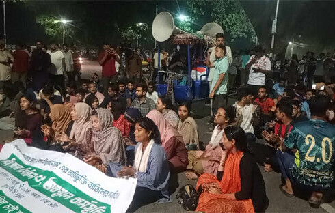 সাত কলেজের অধিভুক্তি বাতিলের দাবিতে বিক্ষোভ